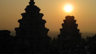 もの凄い人で座る場所もない混雑！ただ森に浮かぶアンコールワットは必見