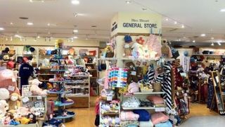 洋服、バッグ、雑貨、いろいろあります