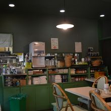 緑色で統一された店内