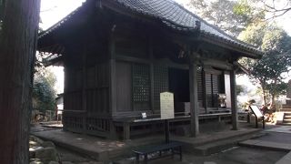 急階段の先には弁天堂と国宝の鐘、茶屋で一息も・・