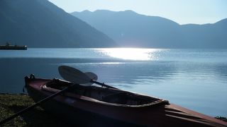 静かできれいな湖