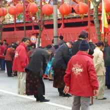ま祖行列の続きと思います。お祈りをしています