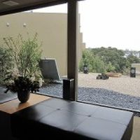 ロビーラウンジからの眺め。高台から海を一望。