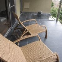 露天風呂に繋がった広いテラスで涼んだり景色を眺めたり。