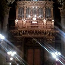 中に入って後ろを振り向くと、立派なパイプオルガンが！