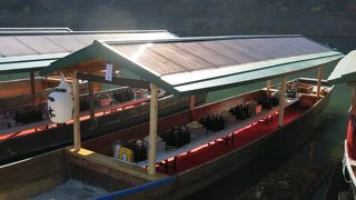 大きな屋形船から小型のものまで、様々な形、大きさのものが有ります。二人きりでのんびりと楽しむ事もできる、そんな屋形船です。四季折々の風景が楽しめます