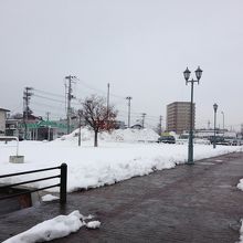 冬場は駅前もこんなに雪が積もります。
