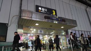 学生が多いかな。