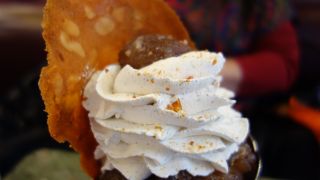 サン・ルイ島のアイスクリーム屋さん。ちょっと甘すぎる，のがやっとわかった。