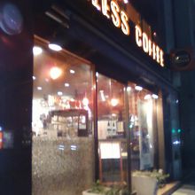 お店の入り口そばです。