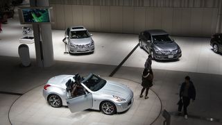 広々した自動車の展示スペースが見下ろせます