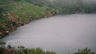 室堂周辺にある火口湖群のひとつ