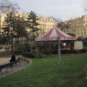 スクエア　ブシコー　　ボンマルシェの創業者を記念する公園