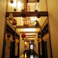 新館に通じる民芸調の廊下