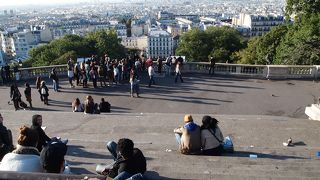 サクレクール寺院前の広場でパリ市内の絶景スポット