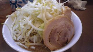 学生に交じって野菜ましを食す
