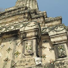 ソリヨポール王の仏塔を飾るガラス装飾