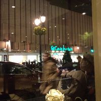 ホテルの向かいはデパートで、買い物しやすい