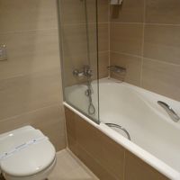 髪の毛だらけのバスルームです