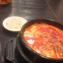 とにかく辛かったスンドゥブチゲ。寒い季節には良いですね。