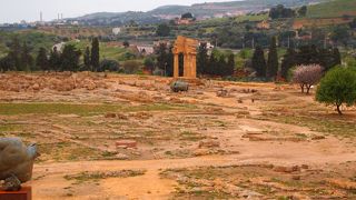 神殿の角の一角が残るディオスクロイ神殿