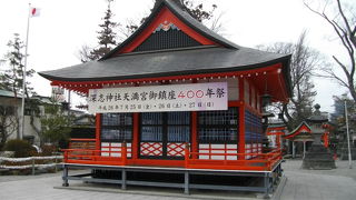 日の丸の旗が少し多い