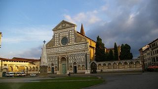 教会前に広がる憩いのスペース