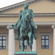 カール3世ヨハン（ノルウェー国王）の銅像があります。