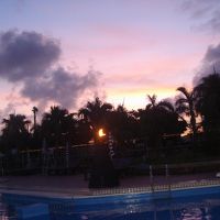 夜のプールサイド