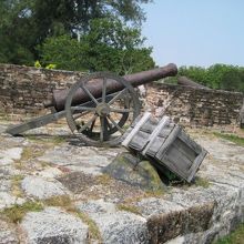 海に向けられた大砲