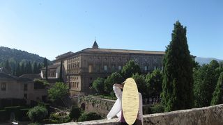 外観は存在感があるが、中はシンプル。