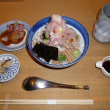 丼の中央には細かな９種類の刺身が山盛り