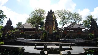 街中にある寺院