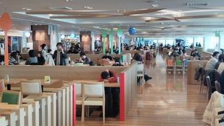 広くて明るくて開放感いっぱいのフードコート