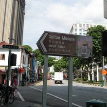 サルタンモスクへは、ここを入ります。