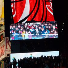 TKTSの階段。モニターに映ります