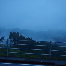 高千穂峡への道。早朝は靄が凄いです。