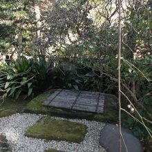 参道脇の古井戸(詳細未確認)