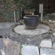 山門前広場にありました・井戸