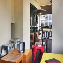 バルコニーにはカラフルなソファがあります