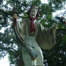 天の鈿女様がお出迎えの東本宮