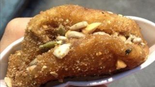 おやつ屋台が並ぶストリート