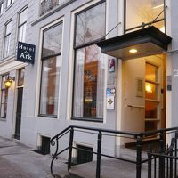 運河沿いに建つ家族的なホテルです