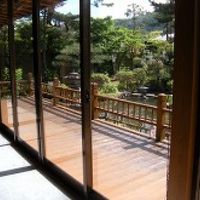 お食事処から眺める庭園。朝の日差しが気持ち良い。