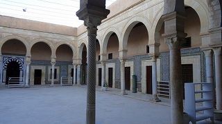 透かし彫りやモザイクの壁、天井、床の幾何学模様が見事です。