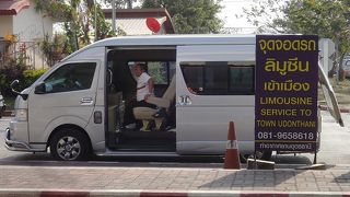 ウドンターニー　空港−市内移動手段
