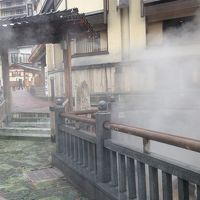 湯村温泉は湯量も豊富。通りすがりの足湯もOK。