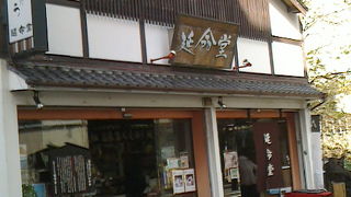 糸川で桜をみながらおまんじゅうを。