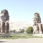 メムノンの巨像-物悲しげなアメンホテプ巨像