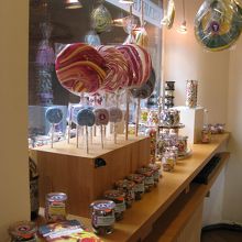 カラフルな色の飴が　並びます。